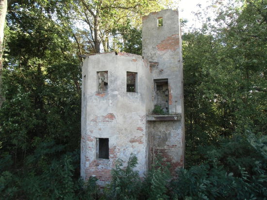 Spuren der Vergangenheit. War das nun mal ein Wachtturm oder der Rest eines Lustschlosses ?