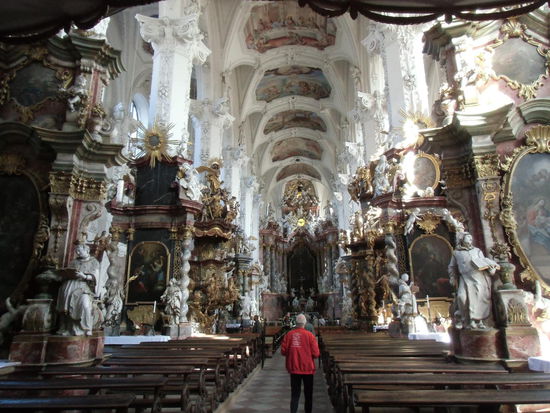 Man fühlt sich nach Bayern oder Österreich versetzt, wenn man die Kirche von innen betrachtet