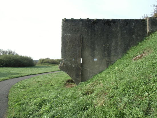 :-immer wieder führt der Radweg an Torsos von Brücken entlang, die früher mal die Neiße überquerten