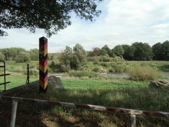 Alte Brücken sind am Oder-Neiße-Radweg Rastplätze mit malerischem Blick