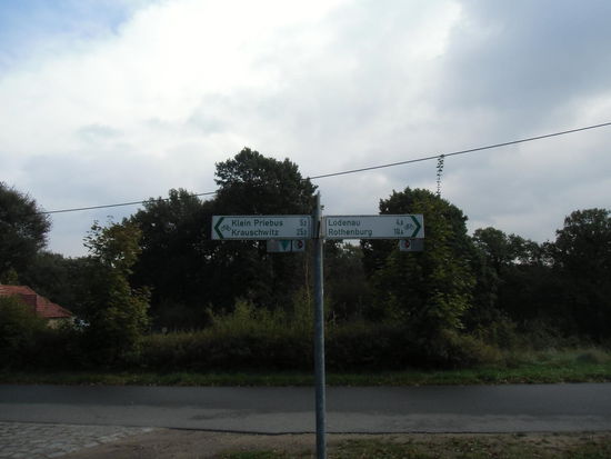 Mal führt der Weg direkt am Wasser, dann wieder hundert Meter höher