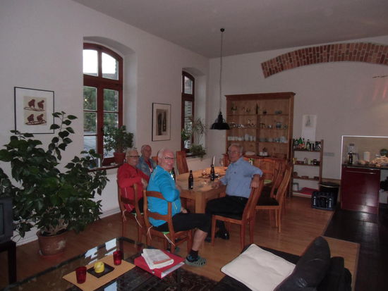 Eine tolle Idee der Berliner, ein Quartier für Gruppenreisende in einer umgebauten alten Ofenfabrik zu mieten. Die Adresse war schwer zu finden, aber unterwegs stießen wir schon auf Gleichgesinnte, die auch die Fabrik suchten. Nach dem Erfolg ein Grund mehr, das Begrüßungsbier zu genießen!
