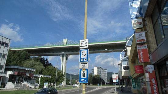 Außer einer imposanten Talbrücke der Autobahn über die Waag und die Stadt gibt es nich viel zu sehen, aber zum Übernachten passt es terminlich gut