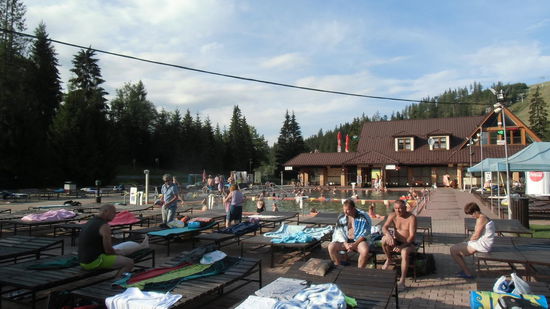 In Oravice ist eine Warmwasserquelle. Man kann hier entweder den ganzen Tag für teures Geld in einem großen Aquadom zubringen oder nebenan ins
Freibad für 5 € gehen. Das machen wir spontan.