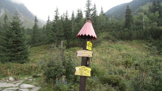 Touristisch gut erschlossen sind alle Wege in der Hohen Tatra, aber das Aufsteigen bleibt einem nicht erspart. Noch scheint keine Sonne, für uns umso angenehmer.
