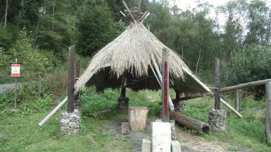 Wenn wir eine Hängematte hätten, konnten wir uns hier ein Nachtquartier aufbauen. Eine Flasche Bier bietet uns sogar ein Einheimischer an.