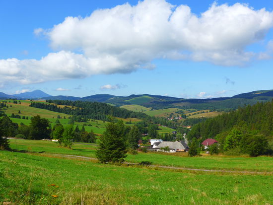Zunächst müssen wir hinter Zuberec über den Westrand der Hohen Tatra. Die Straße führt dort stetig bergan bis auf fast 1200 m Meereshöhe, da könnten wir doch auch den kürzeren Weg über die Dörfer nehmen, zumal eine Mountainbike-Route ja auch in der Karte steht