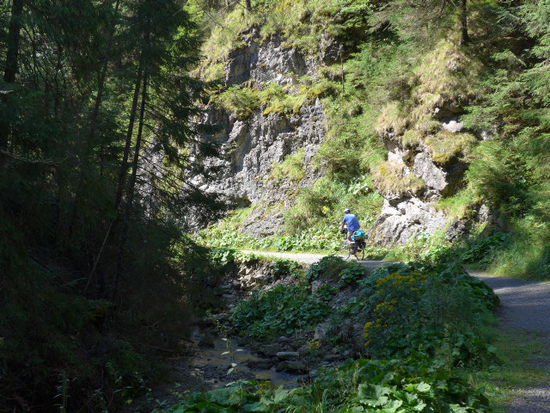 bergab am Wasser entlang, eine schönere Route kann es nicht geben