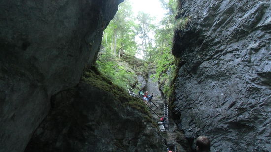 In der kühlen Schlucht spüren wir noch nicht, dass die Temperatur heute auf 33 Grad gestiegen ist.
