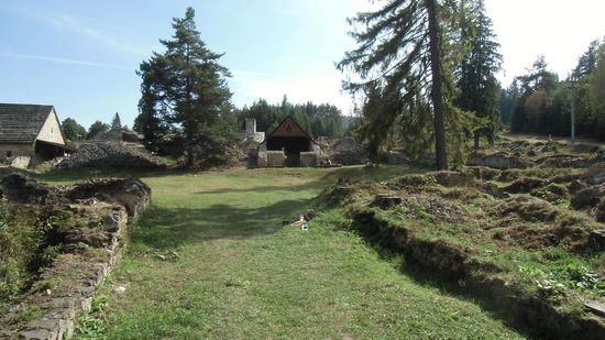 Dieser Baum auf dem Gelände des ehemaligen Klosters hat den richtigen Schatten in der richtigen Richtung. Pünktlich um halb vier weckt uns die Sonne, Zeit für den Abstieg !