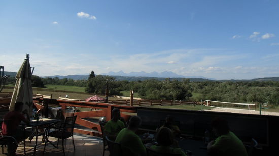 Es muß mindestebns 2 Tage im Jahr geben, an denen die Sonne genau hinter den Bergen untergeht. Wenn keine Wolken davor sind. Dieses Jahr hätten wir dazu in der Jahreszeit früher kommen müssen.