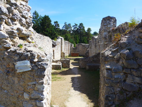 Wir klettern durch die Ruinen des Klosters, das teilweise restauriert wird, in Umrissen erkennen wir die Gemeinschafträume und die Klausuren der Mönche. Das Kloster diente im Mittelalter auch der Zuflucht vor Überfällen feindlicher Horden.