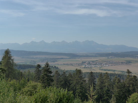 Bevor es in die Tiefen einer Schlucht steil bergab geht, führt der Weg am Nordhang zu einer Stelle, an der man die gesamte Hohe Tatra auf ein Bild bekommen kann.