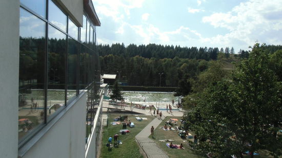 Scheint sonntags der Anziehungspunkt in dieser Gegend zu sein, die Parkplätze platzen aus allen Nähten, aber auf dem Wasser sehen wir noch ein paar freie Stellen.