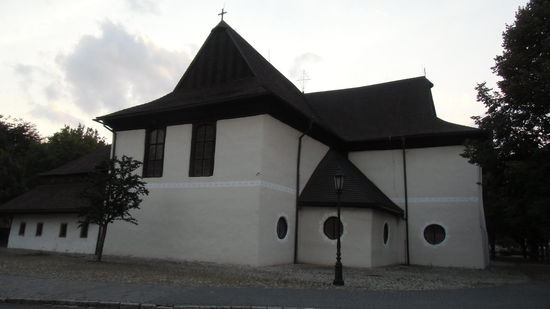 Besonders die evangelische Holzkirche ist sehenswert. Wir haben Glück, dass am Sonntagabend eine Jugendgruppe dort probt. Wir fragen den Pastor, ob wir dabei sein dürfen. Gern, wenn wir nicht stören .