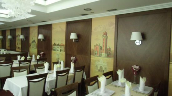 Im ersten Hotel am Platz finden wir auch sonntags eine geöffnete Küche, dort speisen wir vom Feinsten. Dabei erkennen wir an den Wänden alle die Sehenswürdigkeiten wieder, die wir - teilweise etwas abgeblätterter- in Natur gesehen haben.