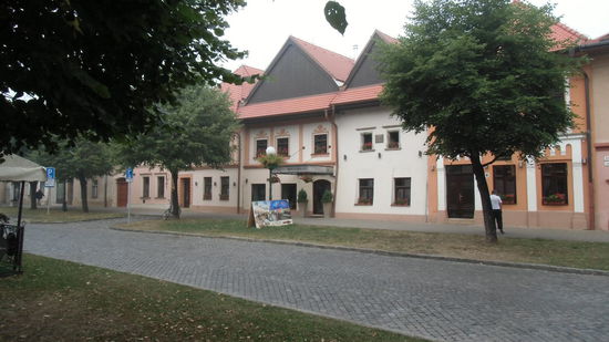 Straßenbild in der Altstadt, viele Fassaden und auch manche Häuser sind schön restauriert, aber es ist noch viel zu tun und mancher Hinterhof verfällt zusehends