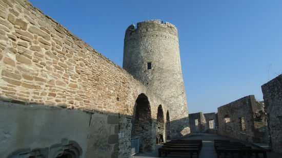 Der obere Teil ist Museum und Veranstaltungsort. Wir besichtigen die Folterkammer und historische Fundstücke bis zurück in die Römerzeit.