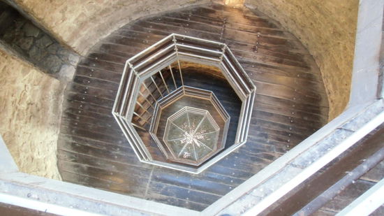 Blick vom Turm in den Brunnenschacht. Die Burg hatte einen entscheidenden Nachteil: Die Brunnen im Burggelände hatten zu wenig Wasser. Das veranlaßte die letzten Burgherren auszuziehen und sich wenige Kilometer weiter südöstlich ein Schloß mit grünem Garten zu bauen, das offenbar genau auf einer Wasserader liegt.
