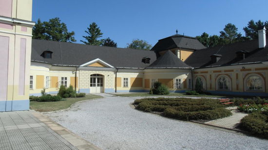 ein schmucker Innenhof, alles fein restauriert. Genutzt wird das Schloß als Siechenheim, besichtigen können wir es nicht, dennoch nehmen uns clevere Parkwächter 5 € Eintritt ab.