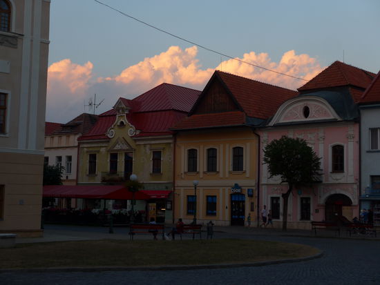 Die gesamte Altstadt steht unter Denkmalschutz und zahlreiche Bauten sind UNESCO-Weltkulturerbe -ein krasser Gegensatz zu den Plattenbauten rund herum.