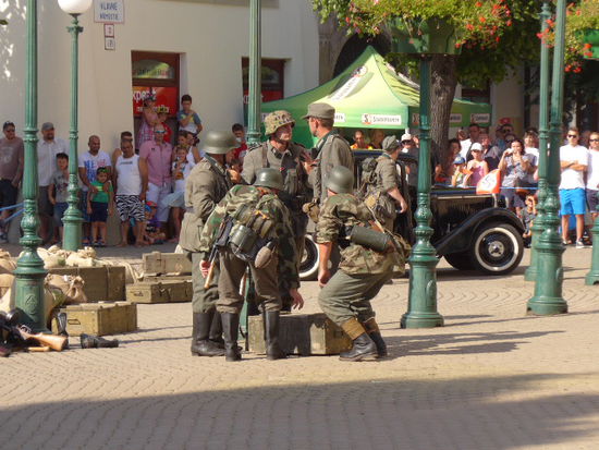 So bekomme ich auch nichts mit von dem großen Event, das heute stattfindet: Schauspieler stellen die Eroberung der Stadt am Ende des zweiten Weltkriegs nach, ich nehme nur ein Ballern irgendwo in der Stadt wahr, denke aber nicht einmal darüber nach, was es wohl sein könnte.