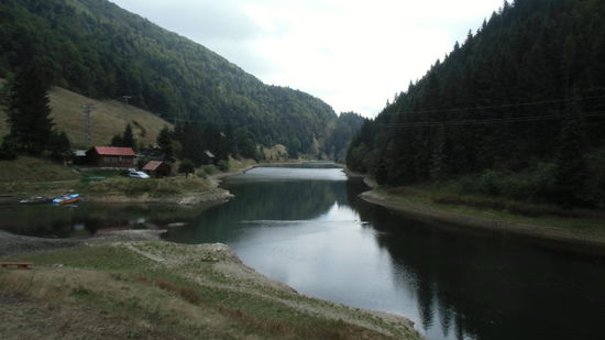 Diese malerische Badestelle kennen wir schon von früheren Touren, aber heute riskieren wir einmal den Aufstieg mit den Rädern nach Norden.