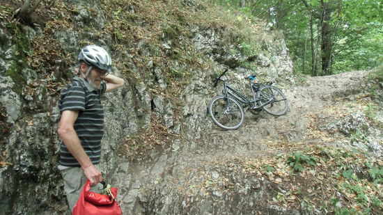 Der Abstieg wird dann noch zu einem Balanceakt. An Fahren ist ohnehin nicht zu denken, aber auch Schieben wird halsbrecherisch. Streckenweise gehen wir ein Stück Hang erst ab, bevor wir uns zu zweit die Räder herunterreichen. Rollsplit am Hang macht das zusätzlich riskant.