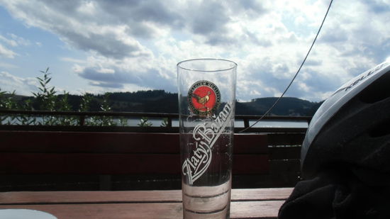 In Dedinky angekommen, entspannen wir bei einem schönen Bier. Das schmeckt uns so gut, dass ich erst zum Knipsen komme, als das Glas schon leer ist.