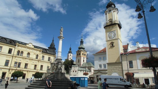 Soviele Kirchtürme wie möglich auf einem Bild. Einer davon hat einen leichten Linksadrall, welcher wohl ?