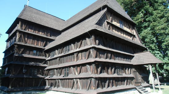Auch diese Kirche durfte in nur 370 Tagen nur aus Holz ohne Verwendung von Nägeln, dazu noch abseits von menschlichen Siedlungen auf einer Insel im Fluß Hron gebaut werden, das hatte der Landesherr den evangelischen Christen zugestanden, und die schafften es auch hier, dieses Bauwerk zu errichten, das heute Weltkulturerbe ist.