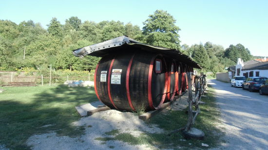 Den Rückweg nach Banska Bystrica wählen wir auf einer Radroute, die an einem Campingplatz vorbeiführt. Hier hätten wir uns für die letzte Nacht in Weinfässern zur Übernachtung einmieten können.