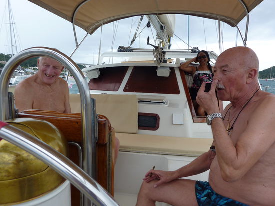 Unter dem Bimini kann man es in den Mittagsstunden aushalten. Dass am ersten Tag die Sonne sich rar macht, kann uns sogar recht sein.