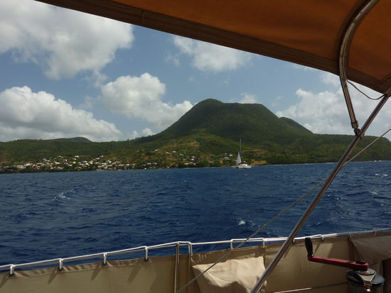Auf der Südwestseite von Martinique segelt man in Wind- und Wellenschatten, weil normalerweise immer der Ostpassat weht