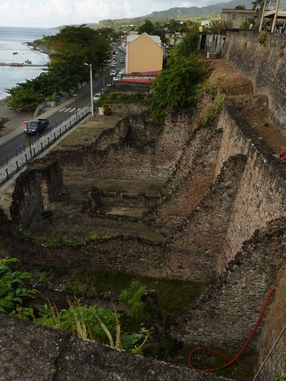 St. Pierre wurde vor 115 Jahren beim Ausbruch des Vulkans Mt. Pele von Lava und Asche vollständig verschüttet, einige freigegrabene Gebäuderuinen kann man heute besichtigen, sie sind inzwischen touristisch gut vermarktet.