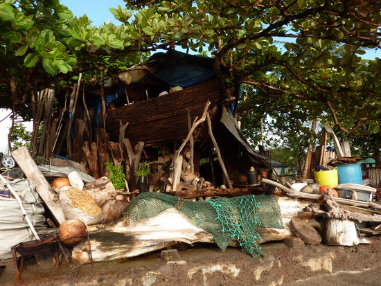 Sozialer Wohnungsbau oder Favela ? Jedenfalls hat der Vater hier der Familie ein originelles "Eigenheim" errichtet, fast alles aus Strandgut. Der Durchzug oben im Wohnboot sorgt für frische Luft, auch, wenn dort gerade gebrutzelt wird.