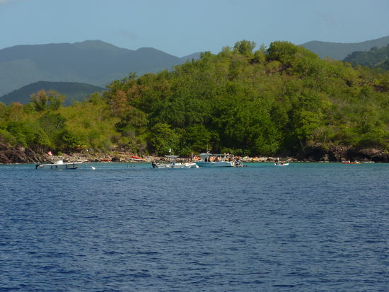 Nur Boote zu Touristenvergnügungen um uns herum: Schnorcheln, Angeln, Baden