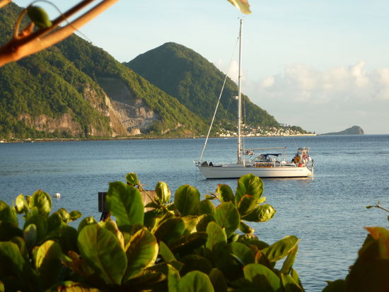 Blick nach Süden von Dominica. Zum schräg aufsteigenden Südkap werden wir fahren.