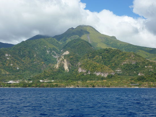 Der Gipfel des Mt. Pele ist ausnahmsweise einmal nicht von Wolken verhangen. Wir können gar nicht schnell genug den Fotoapparat hervorholen !