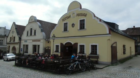 Dass sich unter diesem Gasthaus mehrere Stockwerke Keller und eine Brauerei befinden, erfahren wir erst beim Mittagessen