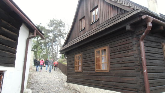 Wir sind in der Walachei, aber in der tschechischen. Im frühen Mittelalter wanderten hier die Walachen aus dem heutigen Rumänien ein und prägen bis heute das Landschaftsbild mit Ackerbau und Viehzucht und ihren typischen Holzhäusern