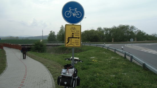Vorbildliche Vorwegweiser für Radfahrer, doch in den Orten selbst nicht immer zu finden.