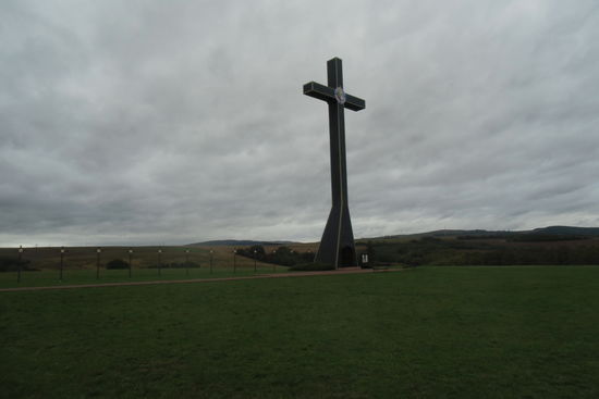 Irgendein Schlachtfeld gibt es hier zu bewundern, zu dessen Gedenken man hier das riesige Kreuz aufgebaut hat. Doch mich kühlt der Wind aus, weiterfahren ist angesagt