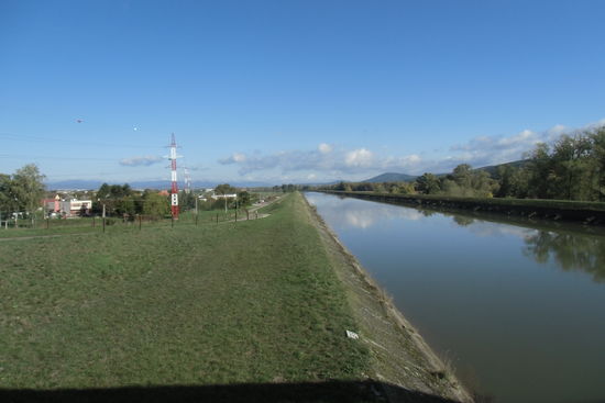 Links Hauptverkehrsstraße, rechts Bahntrecke und Autobahn, dazwischen ein Naturidyll, wenn auch künstlich!