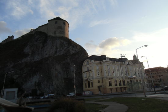 Die Burg überwachte einst sehr gut den Eingang zum Waag-Tal, außerdem hat man von oben einen weiten Blick nach Süden