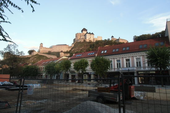 Kneipen und Cafes gibt es heute schon, und trotz der Baustelle finden sie ihre Kunden.