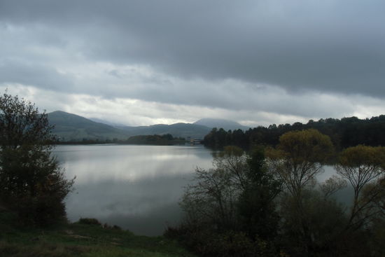 Der Blick auf den Stausee von der fast verkehrslosen Straße ermuntert mich weiter....