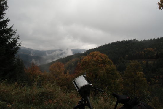 Die ersten Kehren erweisen sich als harmlos, es geht nur mit leichter Steigung um Berge in großem Bogen herum. Regen gibt es nur noch unterhalb. Allerdings verliere ich die Orientierung bei so vielen Kurven....