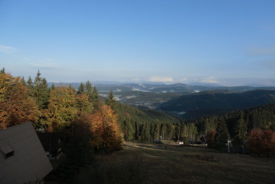 Spätestens jetzt bereue ich es nicht mehr, der Empfehlung des Unbekannten in der Buchhandlung gestern gefolgt zu sein. Kasarna wird wohl zu einem Skizentrum ausgebaut, die Skihänge sind schon auszumachen, Lifte sind im Bau.