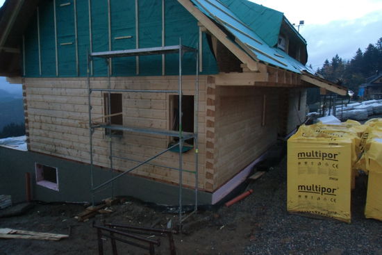 Gut isolierte Holzhäuser werden errichtet, die Zimmerleute verstehen ihr Handwerk